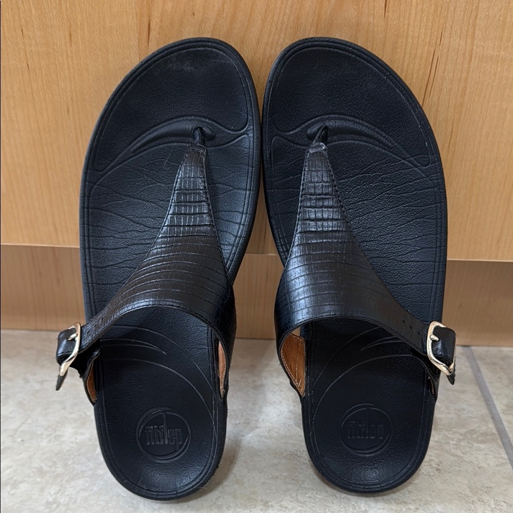 FitFlop The Skinny black crocodile pattern w buckle Women's Sandals